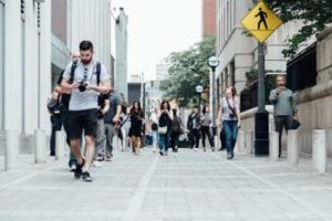 Percorsi a piedi, la classifica Holidu per le città ideali per camminare