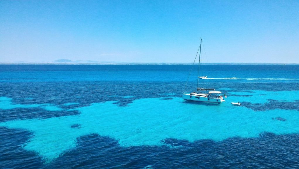Mete green da non perdere con un catamarano