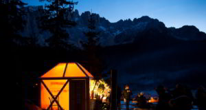 Dal 26 novembre al 18 dicembre, il Mercatino di Natale sul Lago di Carezza, nel cuore delle Dolomiti (BZ)